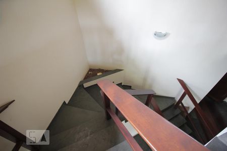 Escadas de casa para alugar com 4 quartos, 343m² em Lar São Paulo, São Paulo