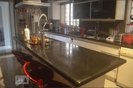 Casa à venda com 325m², 4 quartos e 2 vagasCozinha