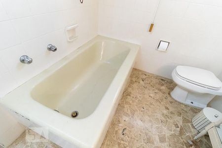 Apartamento para alugar com 172m², 3 quartos e 1 vaga Apartamento para alugar com 172m², 3 quartos e 1 vagaBanheiro do corredor - banheira