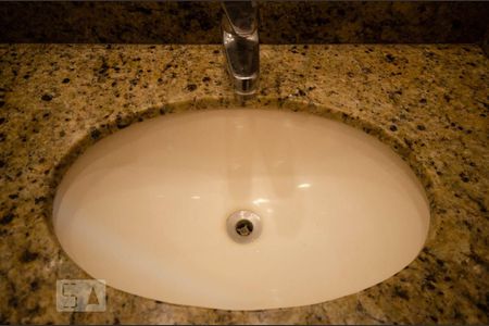 Apartamento à venda com 70m², 2 quartos e 1 vaga Apartamento à venda com 70m², 2 quartos e 1 vagaLavatório do banheiro