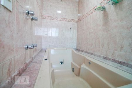 Casa à venda com 300m², 5 quartos e 4 vagasBanheiro do quarto 1