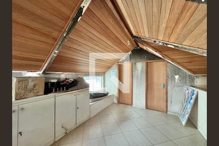 Casa de condomínio à venda com 296m², 4 quartos e 3 vagas Casa de condomínio à venda com 296m², 4 quartos e 3 vagasSótão