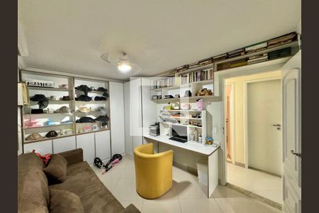 Casa de condomínio à venda com 296m², 4 quartos e 3 vagas Casa de condomínio à venda com 296m², 4 quartos e 3 vagasSuíte 2