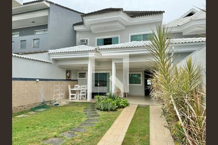 Casa de condomínio à venda com 296m², 4 quartos e 3 vagas Casa de condomínio à venda com 296m², 4 quartos e 3 vagasÁrea externa