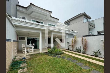 Casa de condomínio à venda com 296m², 4 quartos e 3 vagas Casa de condomínio à venda com 296m², 4 quartos e 3 vagasÁrea externa