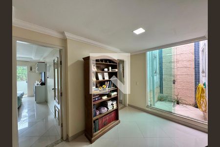 Casa de condomínio à venda com 296m², 4 quartos e 3 vagas Casa de condomínio à venda com 296m², 4 quartos e 3 vagasHall Íntimo