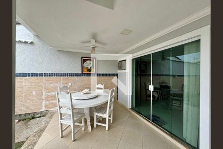 Casa de condomínio à venda com 296m², 4 quartos e 3 vagas Casa de condomínio à venda com 296m², 4 quartos e 3 vagasÁrea externa