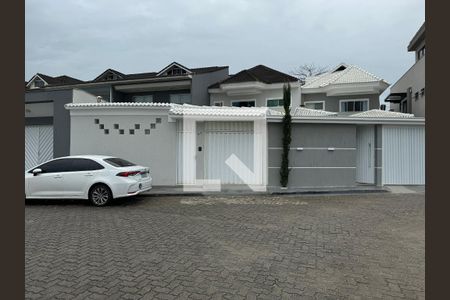 Casa de condomínio à venda com 296m², 4 quartos e 3 vagas Casa de condomínio à venda com 296m², 4 quartos e 3 vagasFachada