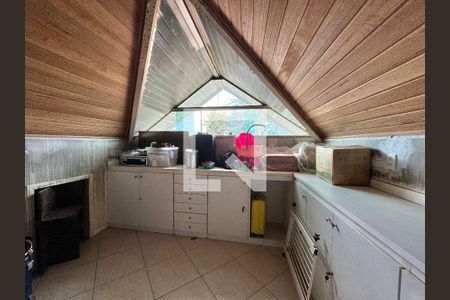 Casa de condomínio à venda com 296m², 4 quartos e 3 vagas Casa de condomínio à venda com 296m², 4 quartos e 3 vagasSótão