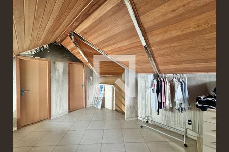 Casa de condomínio à venda com 296m², 4 quartos e 3 vagas Casa de condomínio à venda com 296m², 4 quartos e 3 vagasSótão