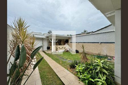 Casa de condomínio à venda com 296m², 4 quartos e 3 vagas Casa de condomínio à venda com 296m², 4 quartos e 3 vagasÁrea externa
