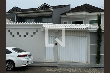 Casa de condomínio à venda com 296m², 4 quartos e 3 vagas Casa de condomínio à venda com 296m², 4 quartos e 3 vagasFachada