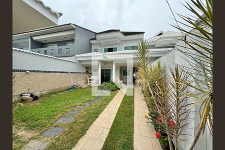 Casa de condomínio à venda com 296m², 4 quartos e 3 vagas Casa de condomínio à venda com 296m², 4 quartos e 3 vagasÁrea externa