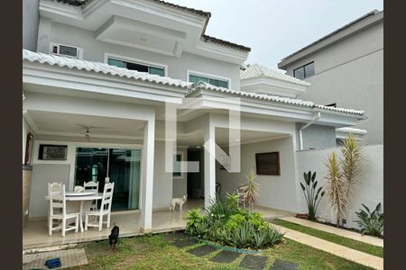 Casa de condomínio à venda com 296m², 4 quartos e 3 vagas Casa de condomínio à venda com 296m², 4 quartos e 3 vagasÁrea externa