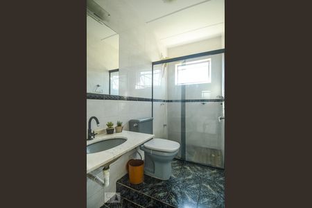 Banheiro de apartamento para alugar com 1 quarto, 43m² em Vila Nova, Porto Alegre