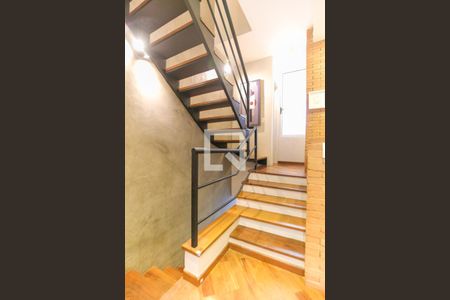 Escada de casa de condomínio à venda com 2 quartos, 110m² em Real Parque, São Paulo