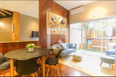 Sala de casa de condomínio à venda com 2 quartos, 110m² em Real Parque, São Paulo