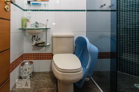 Casa à venda com 270m², 4 quartos e 6 vagas Casa à venda com 270m², 4 quartos e 6 vagasBnaheiro Suite 02