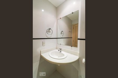 Casa de condomínio à venda com 800m², 5 quartos e 5 vagas Casa de condomínio à venda com 800m², 5 quartos e 5 vagasBanheiro do Sótão