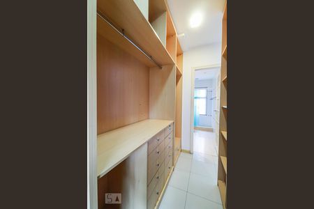 Casa de condomínio à venda com 800m², 5 quartos e 5 vagas Casa de condomínio à venda com 800m², 5 quartos e 5 vagasCloset do Quarto 2 - Suíte