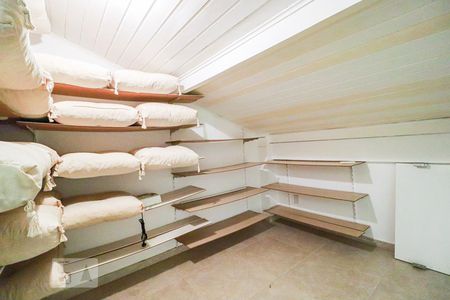 Casa de condomínio à venda com 800m², 5 quartos e 5 vagas Casa de condomínio à venda com 800m², 5 quartos e 5 vagasArmário Sótão