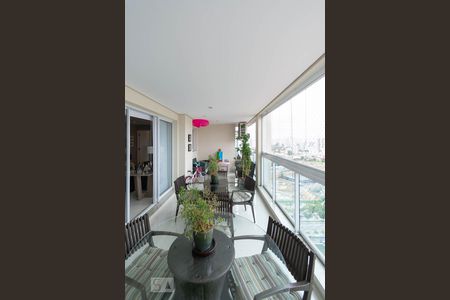 Apartamento à venda com 140m², 3 quartos e 2 vagas Apartamento à venda com 140m², 3 quartos e 2 vagasVaranda