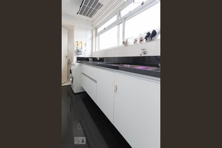 Apartamento à venda com 140m², 3 quartos e 2 vagas Apartamento à venda com 140m², 3 quartos e 2 vagasÁrea de Serviço