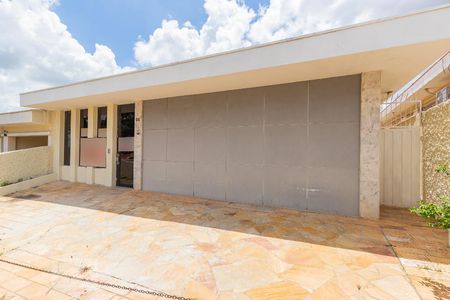 Casa à venda com 400m², 3 quartos e 5 vagas Casa à venda com 400m², 3 quartos e 5 vagasFachada