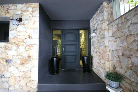 Casa à venda com 500m², 5 quartos e 4 vagasPorta de Entrada 