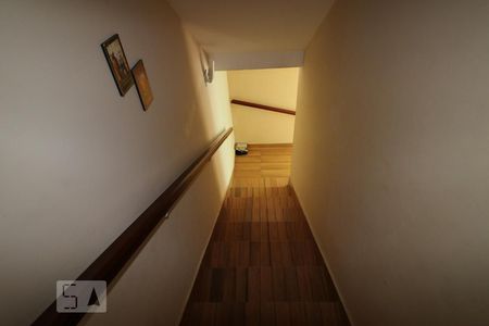 Casa à venda com 182m², 5 quartos e 5 vagasEscada para o andar de baixo