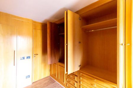 Apartamento à venda com 240m², 4 quartos e 2 vagas Apartamento à venda com 240m², 4 quartos e 2 vagasSuíte 2