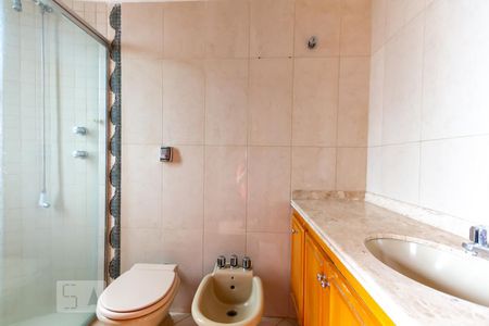 Apartamento à venda com 240m², 4 quartos e 2 vagas Apartamento à venda com 240m², 4 quartos e 2 vagasBanheiro da suíte 2