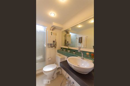 Banheiro de kitnet/studio para alugar com 1 quarto, 45m² em Vila Tramontano, São Paulo