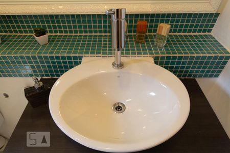 Banheiro de kitnet/studio para alugar com 1 quarto, 45m² em Vila Tramontano, São Paulo