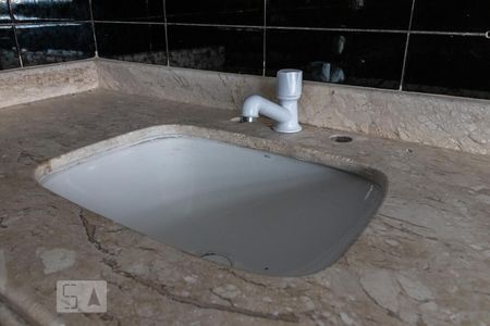 Casa de condomínio à venda com 316m², 4 quartos e 4 vagas Casa de condomínio à venda com 316m², 4 quartos e 4 vagasDetalhe do Banheiro da Suíte 2