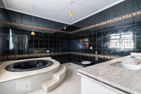 Casa de condomínio à venda com 316m², 4 quartos e 4 vagas Casa de condomínio à venda com 316m², 4 quartos e 4 vagasBanheiro da Suíte 2