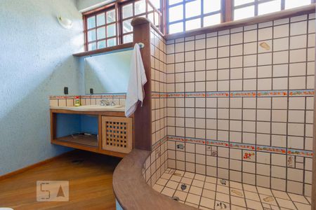 Casa à venda com 900m², 6 quartos e 5 vagas Casa à venda com 900m², 6 quartos e 5 vagasBanheiro