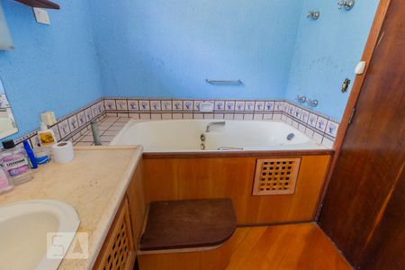 Casa à venda com 900m², 6 quartos e 5 vagas Casa à venda com 900m², 6 quartos e 5 vagasBanheiro da Suíte