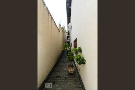 Casa à venda com 300m², 5 quartos e 6 vagasCorredor externo