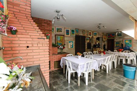 Casa à venda com 300m², 5 quartos e 6 vagasChurrasqueira