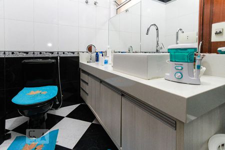 Casa à venda com 300m², 5 quartos e 6 vagasBanheiro Suite 