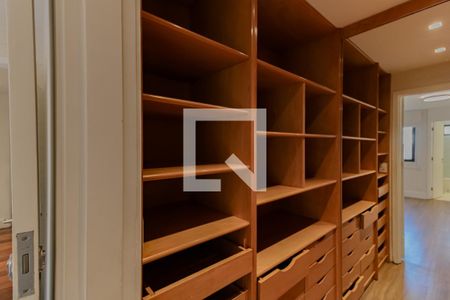 Apartamento à venda com 240m², 4 quartos e 3 vagasQuarto 1 - Closet 