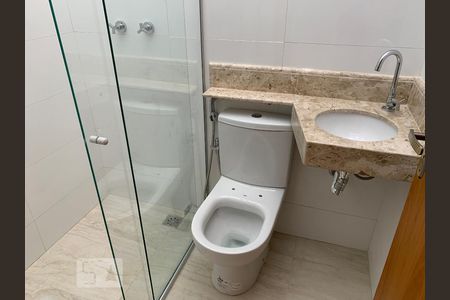 Banheiro  de casa de condomínio para alugar com 2 quartos, 60m² em Copacabana, Belo Horizonte