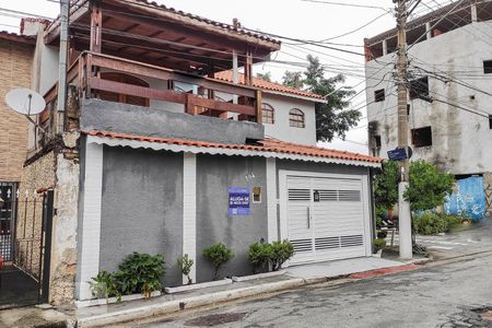 Casa à venda com 130m², 3 quartos e 2 vagasFAchada