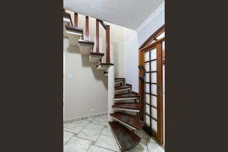 Casa à venda com 130m², 3 quartos e 2 vagasEscadas