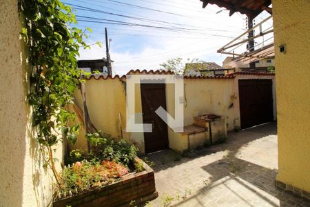 Casa de condomínio à venda com 215m², 3 quartos e 4 vagasQuintal