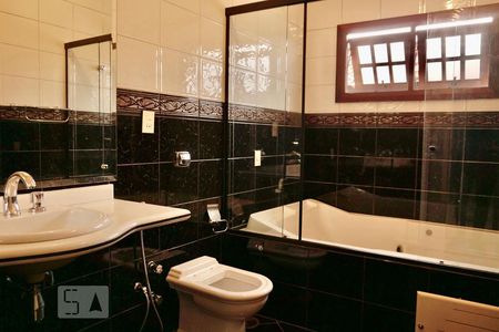 Casa à venda com 550m², 4 quartos e 7 vagasBanheiro da Suíte 1