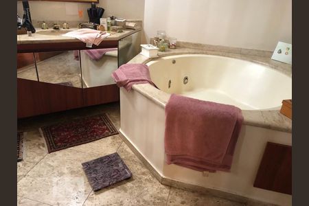 Apartamento à venda com 330m², 4 quartos e 4 vagas Apartamento à venda com 330m², 4 quartos e 4 vagasSuíte master + sala de banho