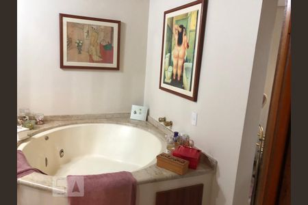 Apartamento à venda com 330m², 4 quartos e 4 vagas Apartamento à venda com 330m², 4 quartos e 4 vagasSuíte master + sala de banho