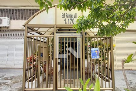 Apartamento à venda com 76m², 2 quartos e 1 vaga Apartamento à venda com 76m², 2 quartos e 1 vagaFachada + Placa